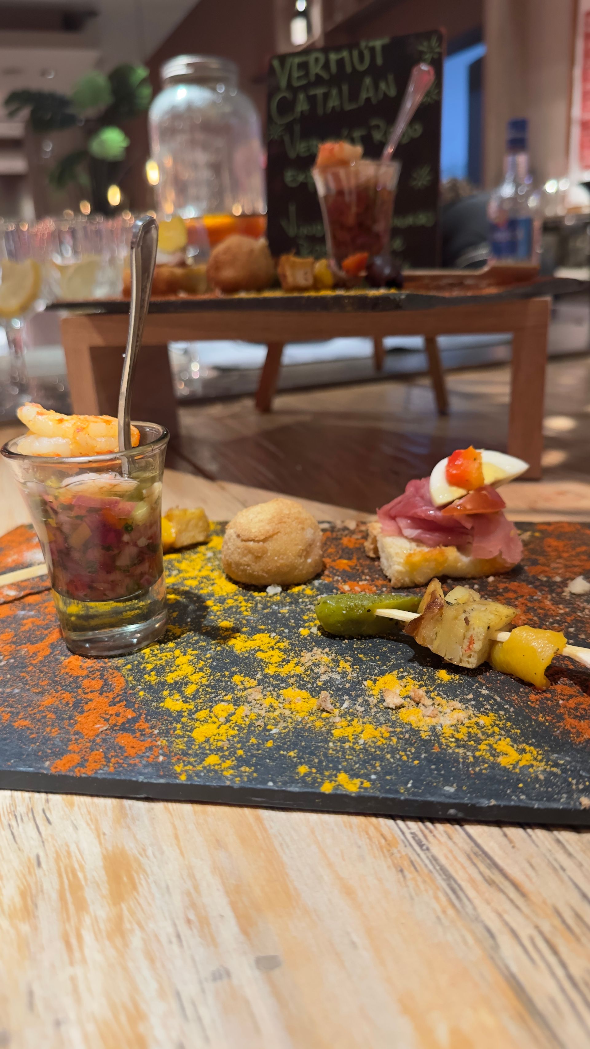 Un primer plano de un plato de comida en una mesa