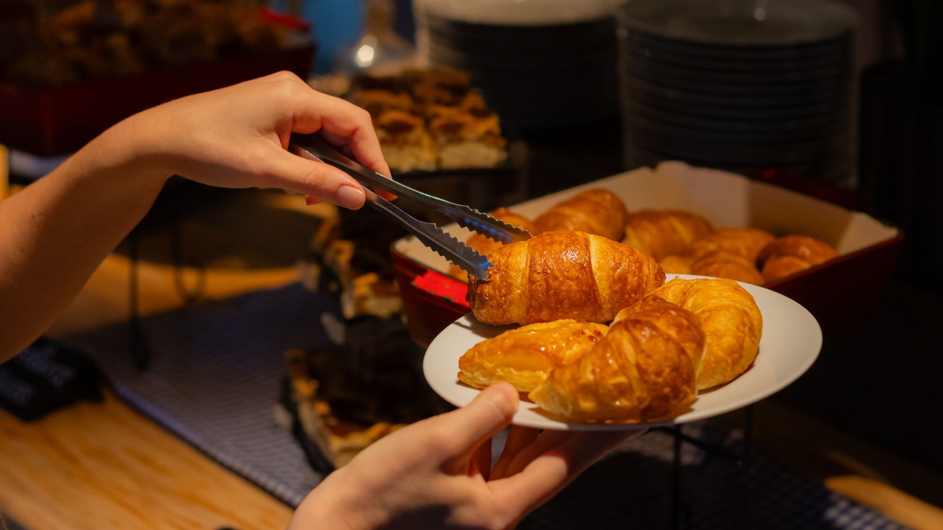 Una mesa cubierta con platos de comida y un plato de cereal.