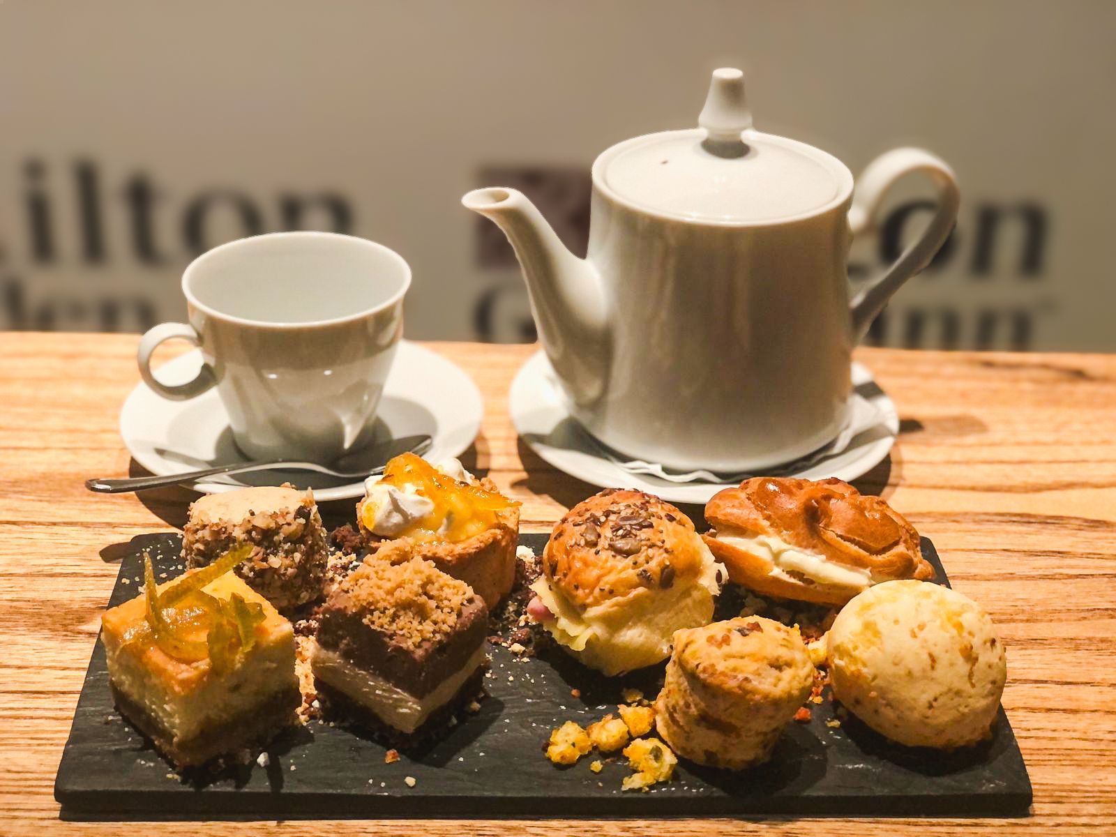Un hombre y una niña juegan con espaguetis en la cocina.