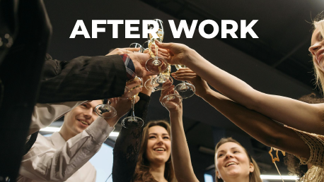 Una mesa cubierta con platos de comida y un vaso de jugo de naranja.