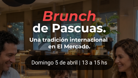 Una mesa cubierta con platos de comida y un vaso de jugo de naranja.