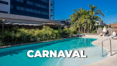 Una mesa cubierta con platos de comida y un vaso de jugo de naranja.