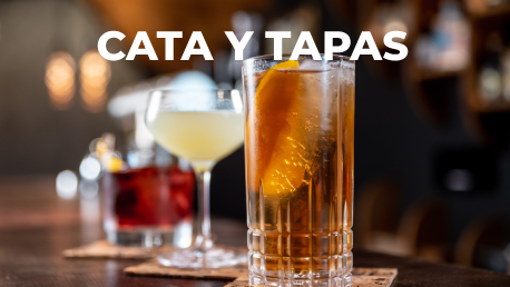 Una mesa cubierta con platos de comida y un vaso de jugo de naranja.