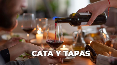 Una mesa cubierta con platos de comida y un vaso de jugo de naranja.