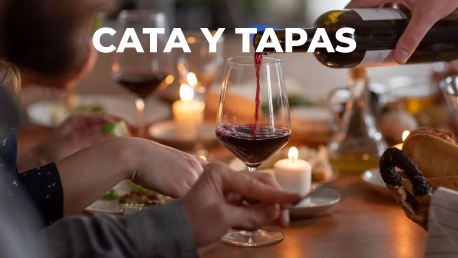 Una mesa cubierta con platos de comida y un vaso de jugo de naranja.