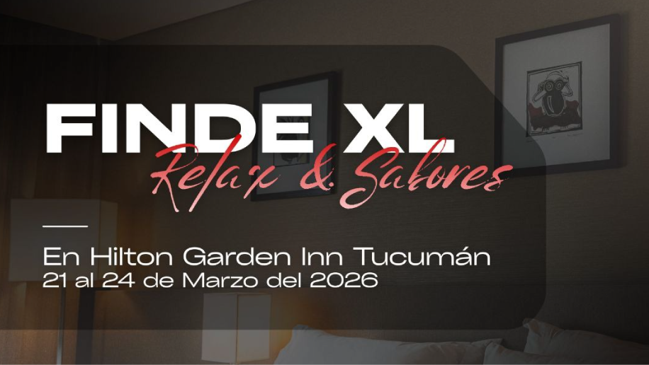 Una mesa cubierta con platos de comida y un vaso de jugo de naranja.