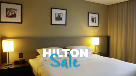 Una mesa cubierta con platos de comida y un vaso de jugo de naranja.