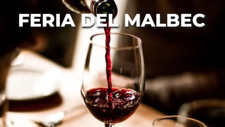 Una mesa cubierta con platos de comida y un vaso de jugo de naranja.