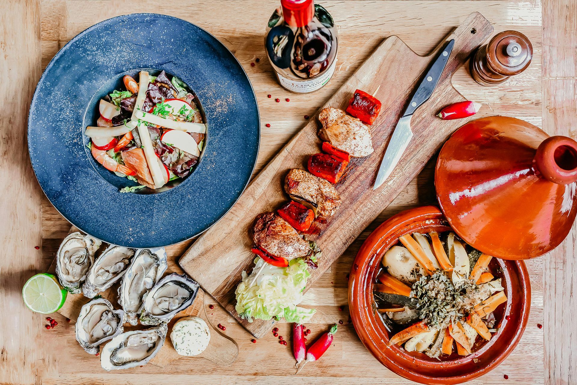 Un hombre que lleva una máscara está cortando carne en una tabla de cortar.