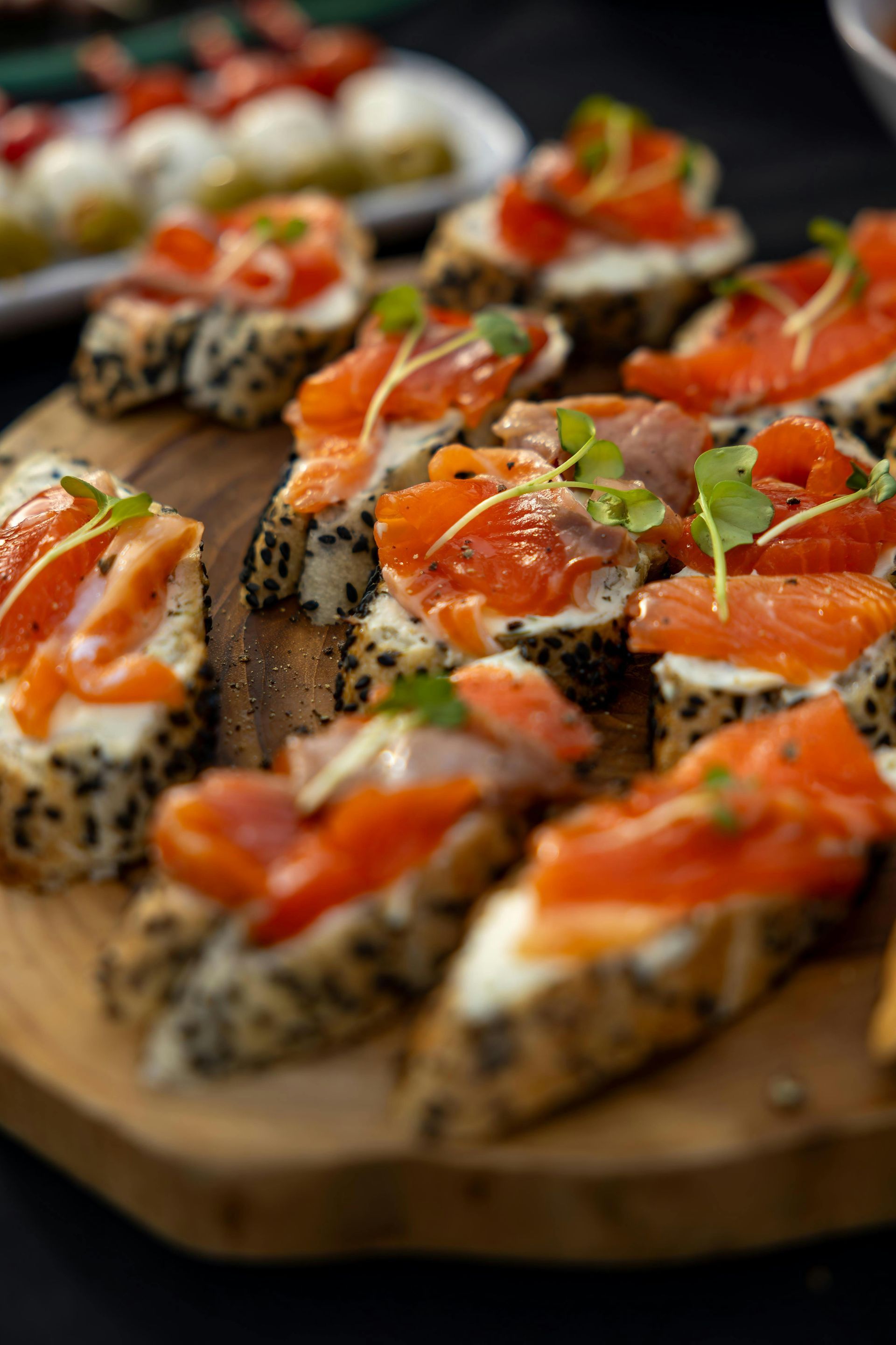 Un primer plano de un plato de comida con palillos de dientes