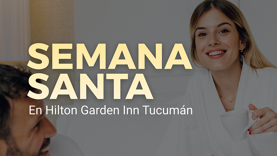 Una mesa cubierta con platos de comida y un vaso de jugo de naranja.