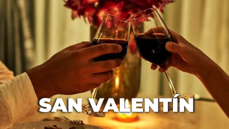 Una mesa cubierta con platos de comida y un vaso de jugo de naranja.