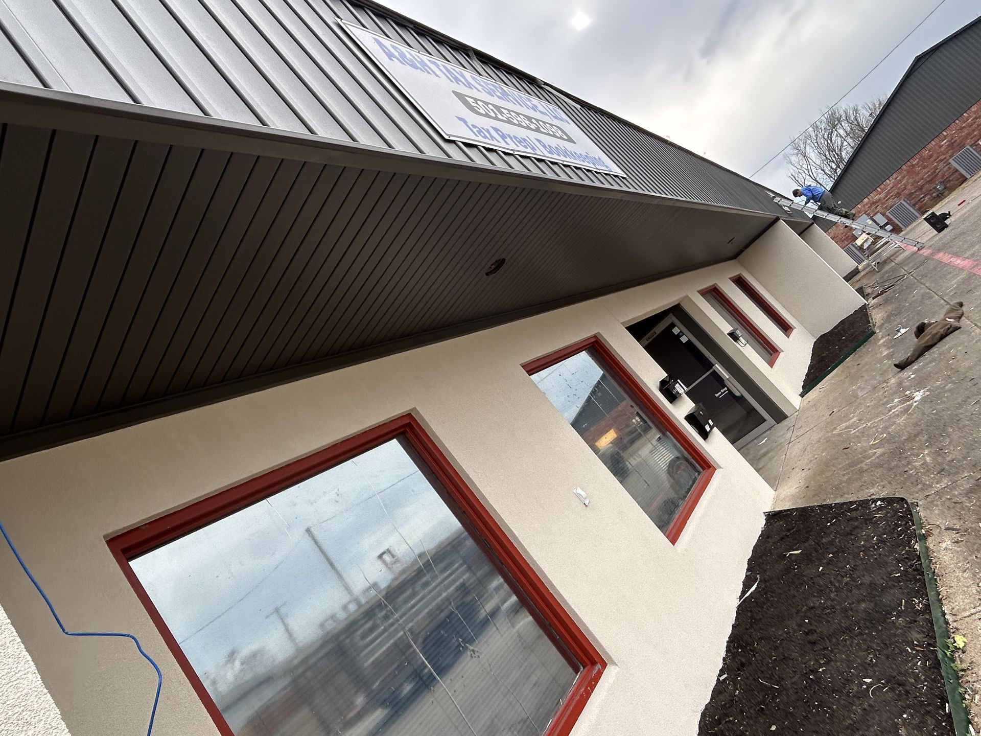 A building with a sign on the side that says ' chase '