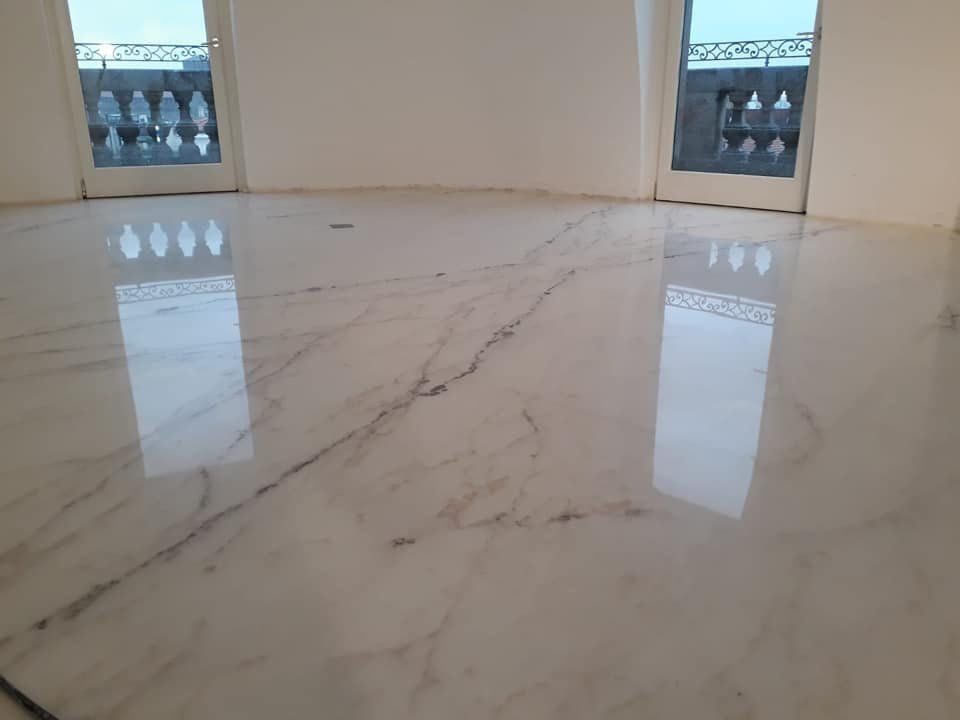 pavimento in marmo bianco