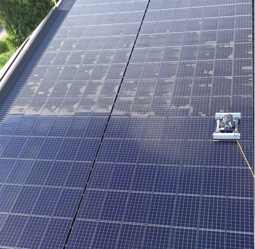 Ein roter Kran steht vor einem Gebäude