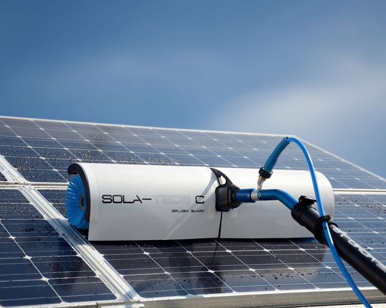 Ein Solarpanel-Reiniger wird zum Reinigen eines Solarpanels verwendet