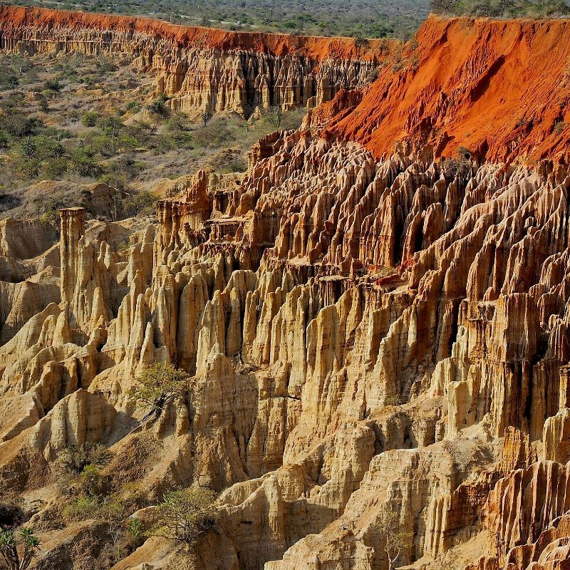 The Miradouro da Lua (Moon Viewpoint): Start your adventure with breathtaking views at this surreal landscape just outside Luanda. Erosion has sculpted its cliffs into a magnificent terrain that feels almost lunar, with deep reds and oranges contrasting against a blue sky—a photographer’s paradise.