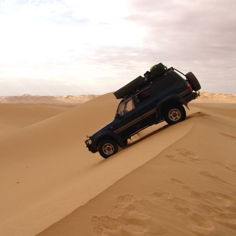 A 4x4 desert experience in Algeria offers an unforgettable adventure through the vast landscapes of the Sahara. Explore towering sand dunes, rugged mountain ranges like the Hoggar, and the surreal sandstone formations of Tassili n’Ajjer
