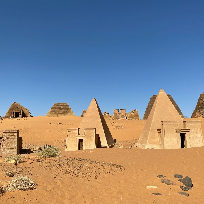 A timeless view of the Meroe pyramids in central Sudan: slender Nubian pyramids rising from the Bayuda Desert, remnants of the Kingdom of Kush. Sand dunes, reliefs, and the nearby Royal City set an evocative scene at sunrise or sunset. Inspiration Africa organizes tailor-made Sudan journeys to Meroe, arranging expert guides, 4x4 transfers from Khartoum, permits, and comfortable desert camps or lodges. Combine Meroe with the Nile’s Sixth Cataract, Naga and Musawwarat es-Sufra, and Khartoum’s museums for a seamless itinerary focused on archaeology and culture.
