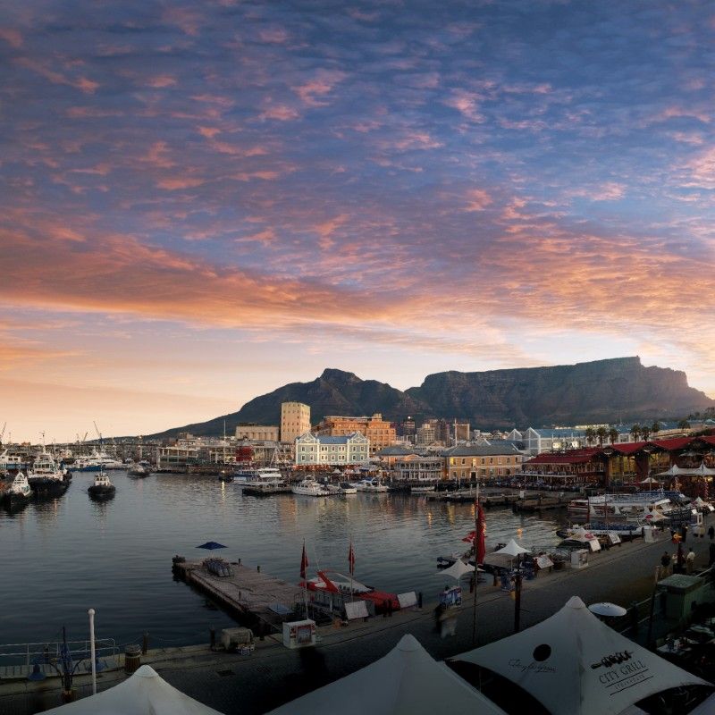 Cape Town’s V&A Waterfront offers iconic views of the bustling harbor, framed by the majestic backdrop of Table Mountain.