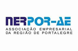Logotipo da NERPOR-AE, uma associação de empresários em Portugal, com texto azul e branco.