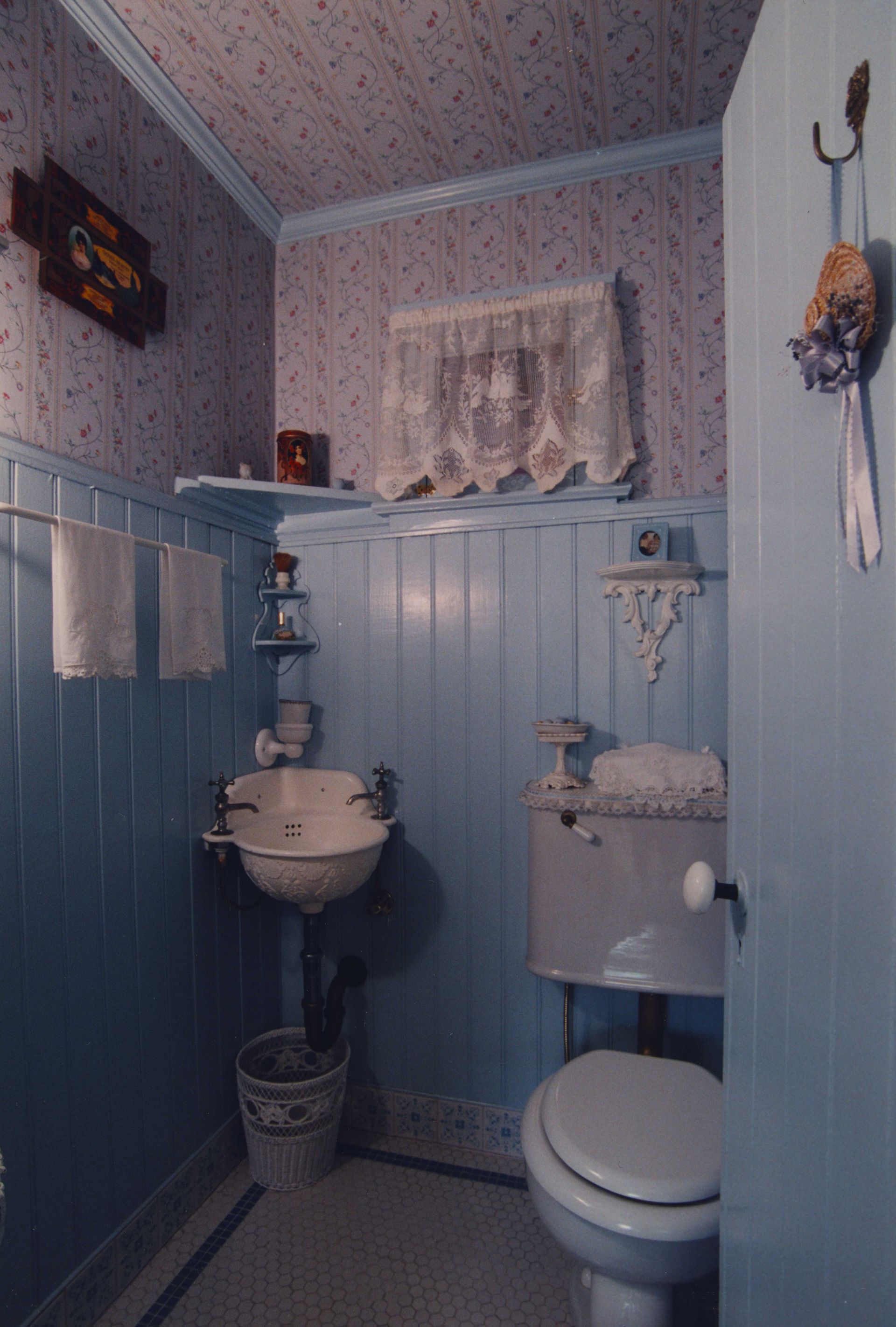 Old Style Of A Bathroom Design — Oakland, CA — Gaslight Interiors