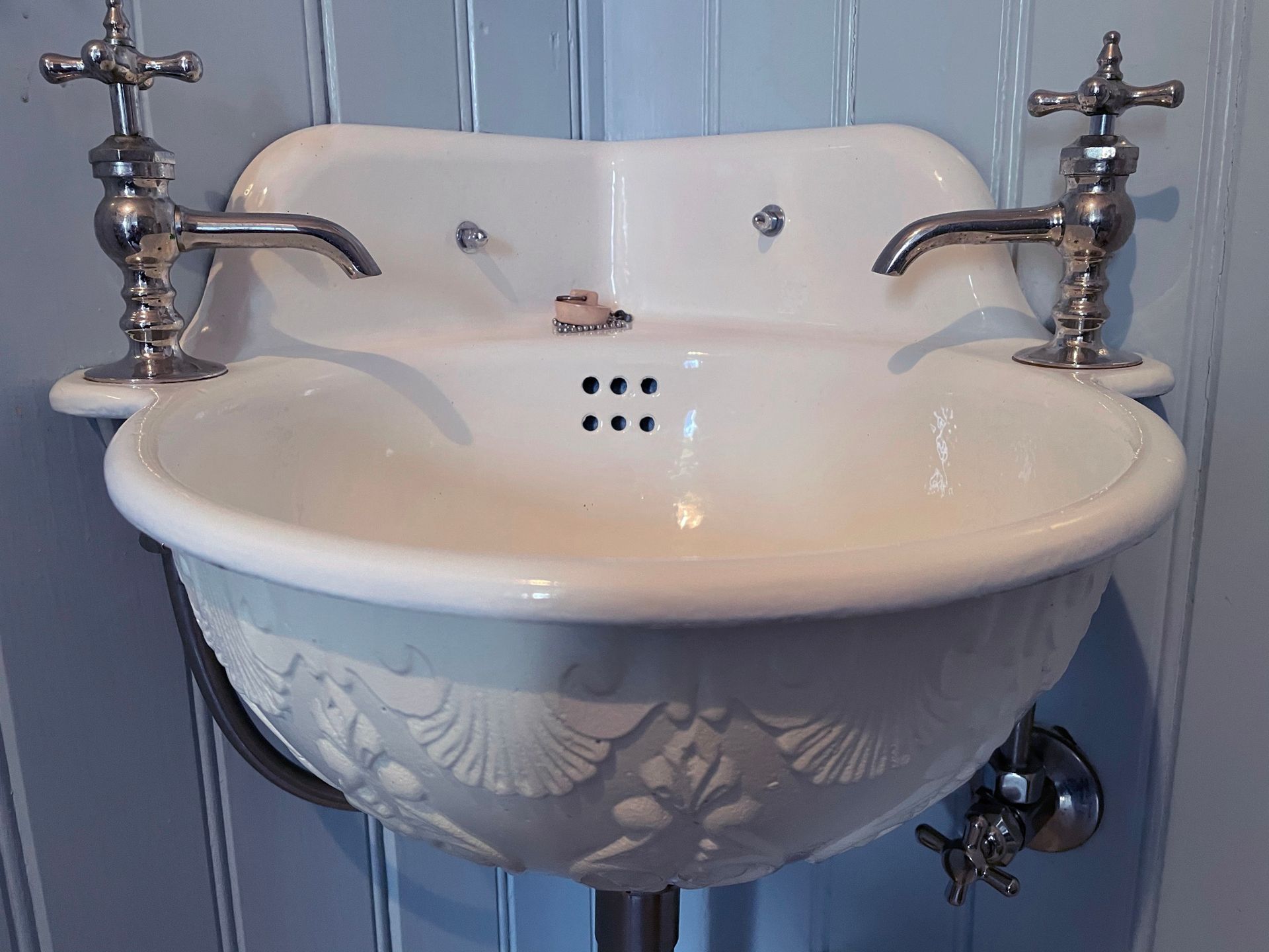 Antique Wall Mount Sink — Oakland, CA — Gaslight Interiors