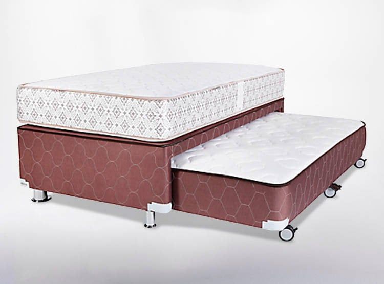 Cama nido marrón y blanca con colchón elevado. La cama inferior tiene ruedas.