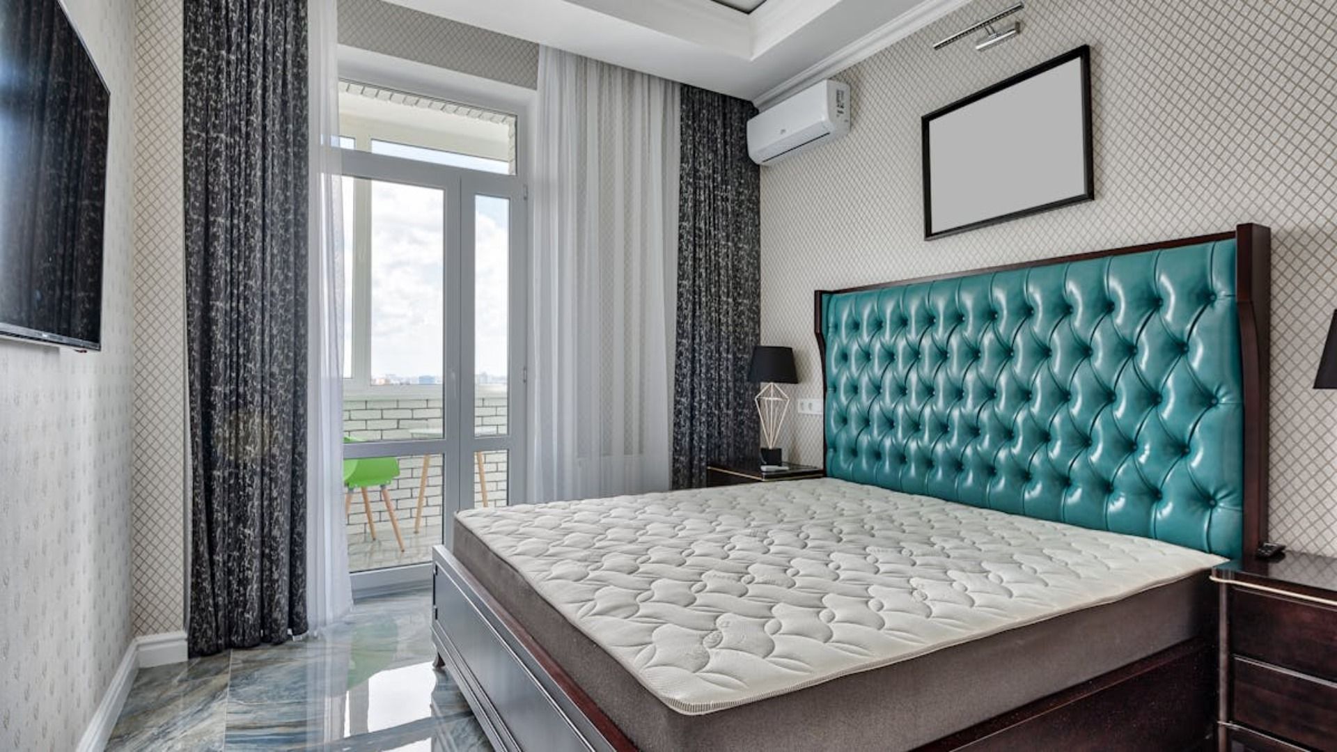 Mesa de comedor de madera con cuatro sillas blancas, decoraciones otoñales y un perro.