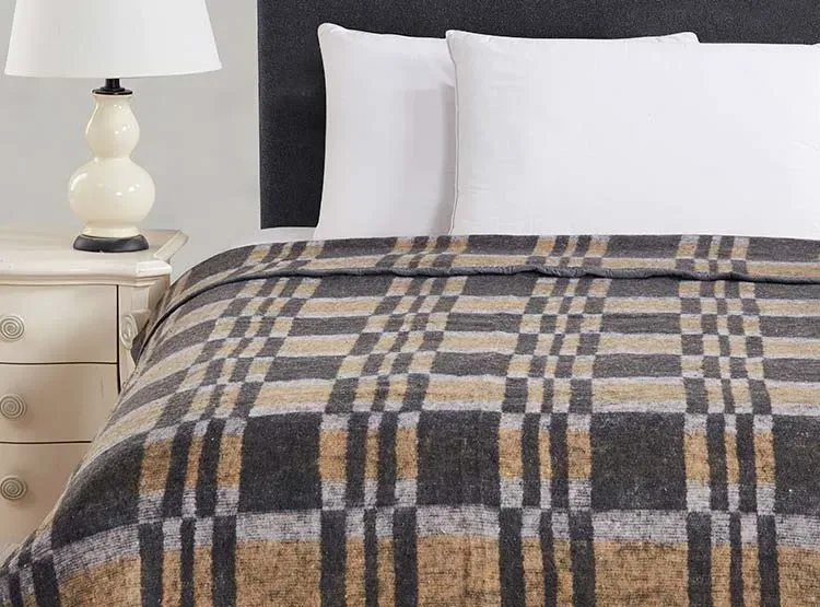 Colchón Lyon SS D 21 de El Cisne con base marrón y cubierta blanca estampada. Incluye 4 años de garantía.