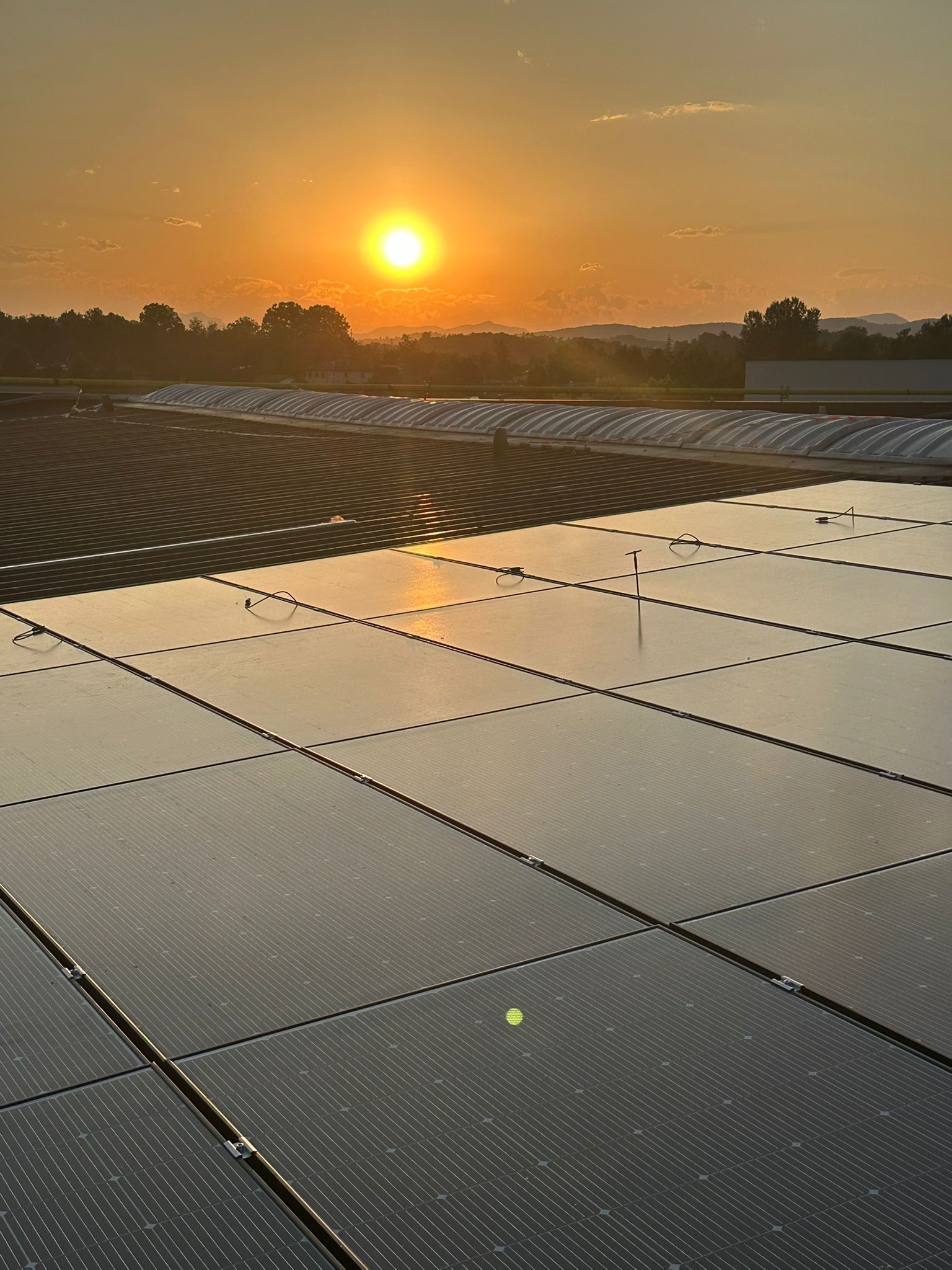 Due pannelli solari sono posizionati uno sopra l'altro su un'impalcatura.