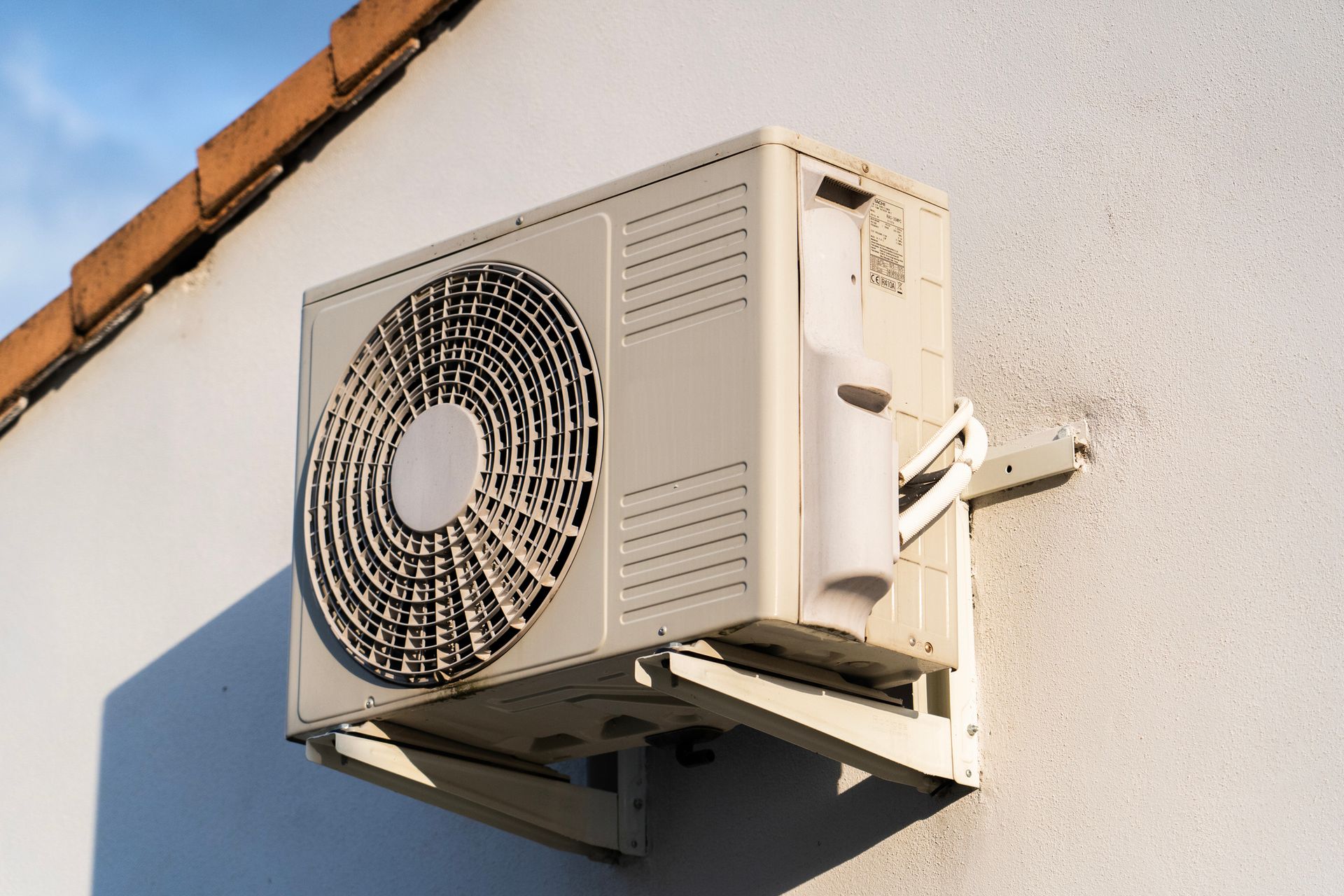 Un condizionatore d'aria è montato sul lato di un edificio.