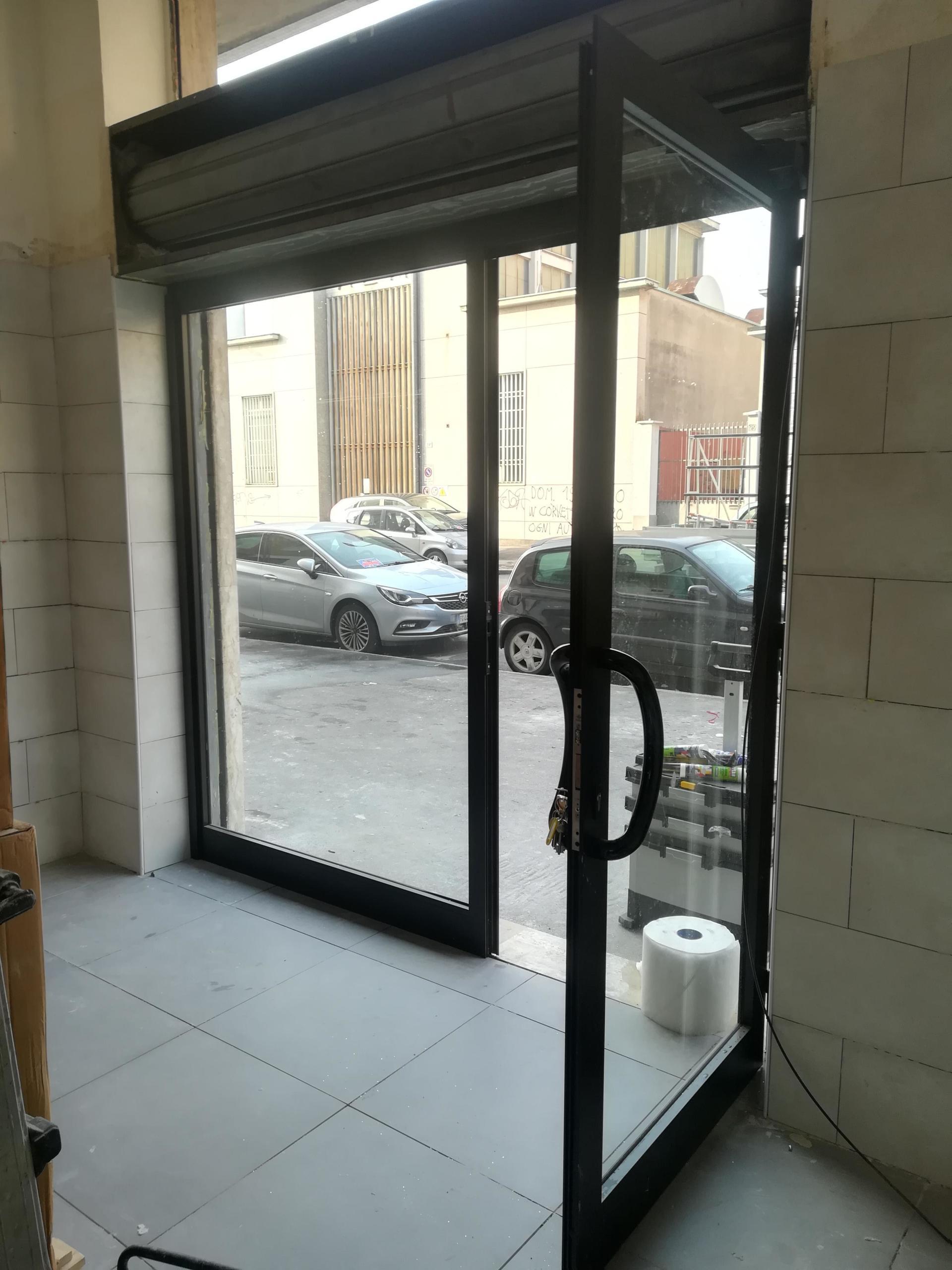 porte in vetro con vetrina