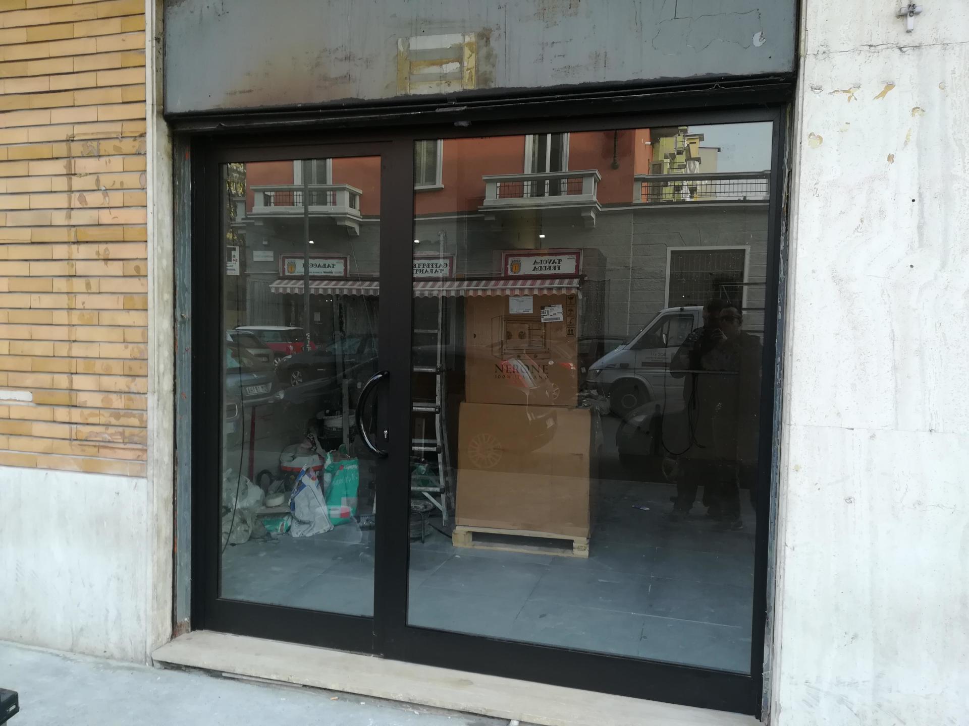 porte in vetro per negozi con vetrina