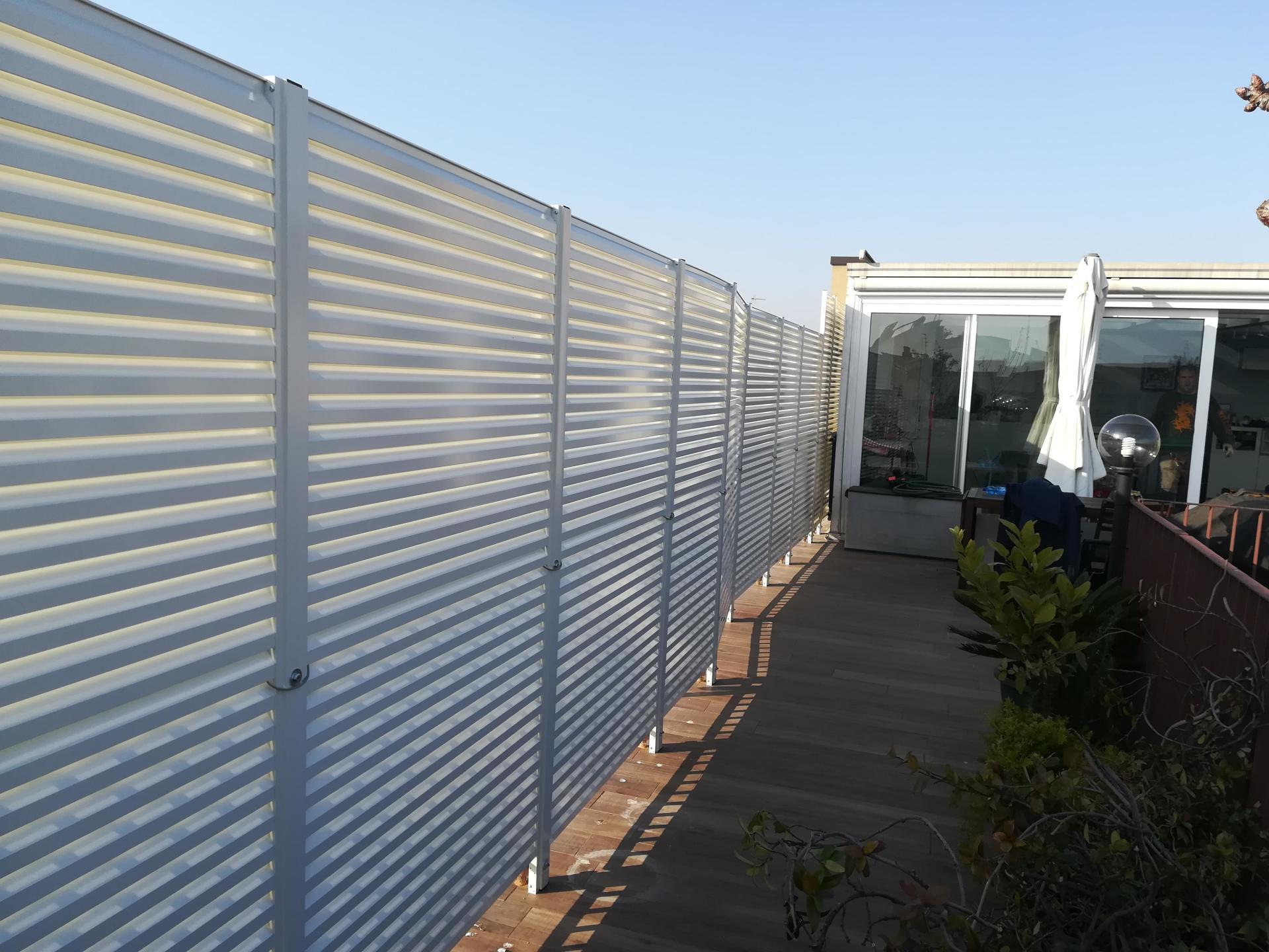 ringhiera di confine in acciaio