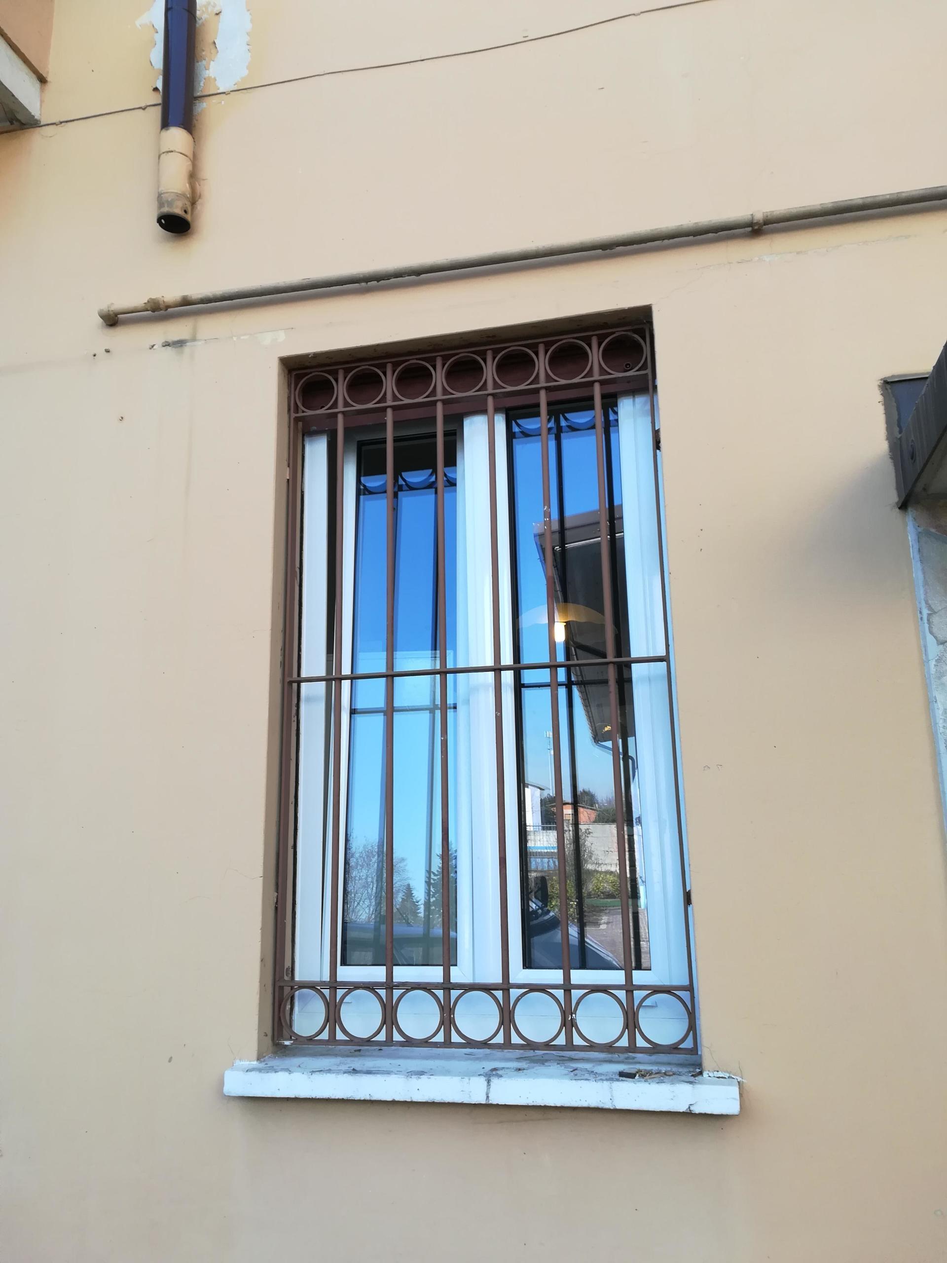 finestra con grata