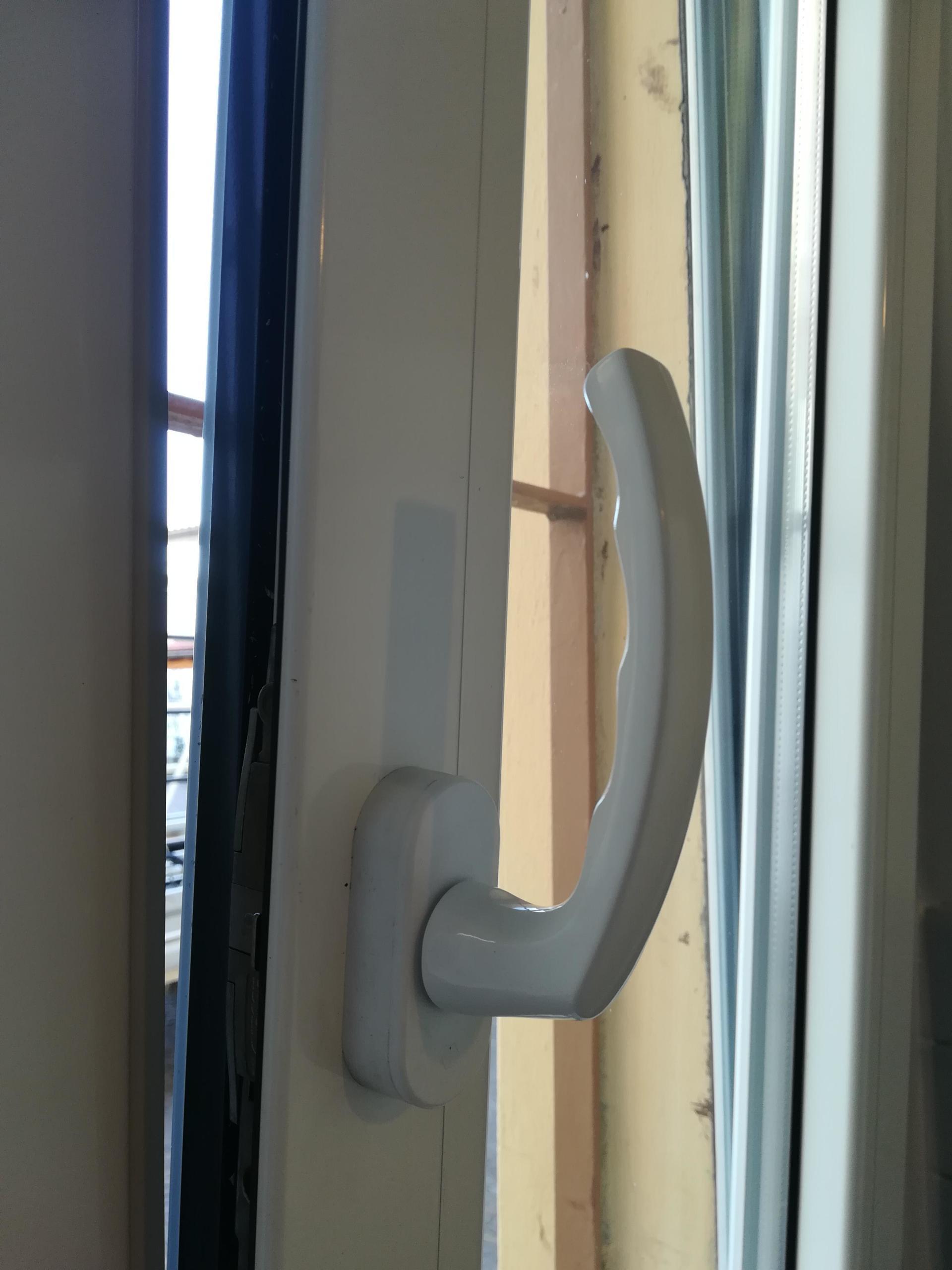 porte finestra con maniglia due aperture