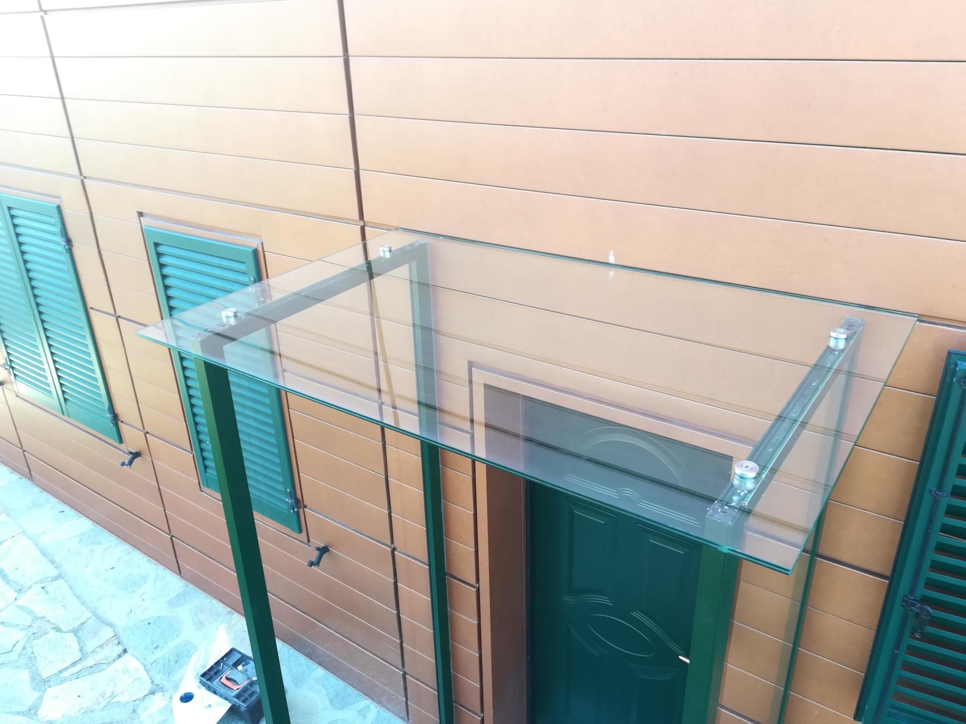 porte moderna con copertura antipioggia