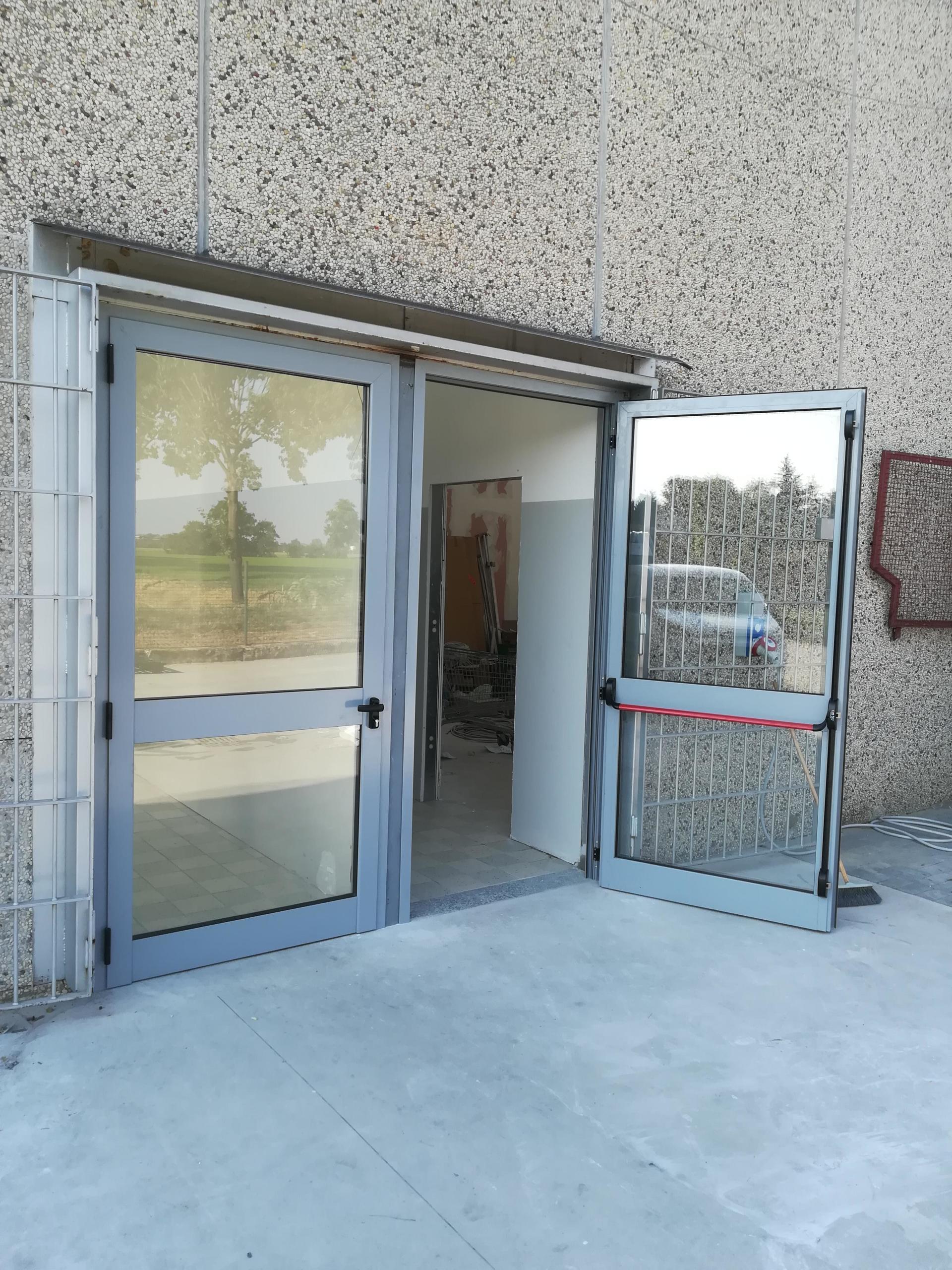 porta in vetro con maniglie antipanico