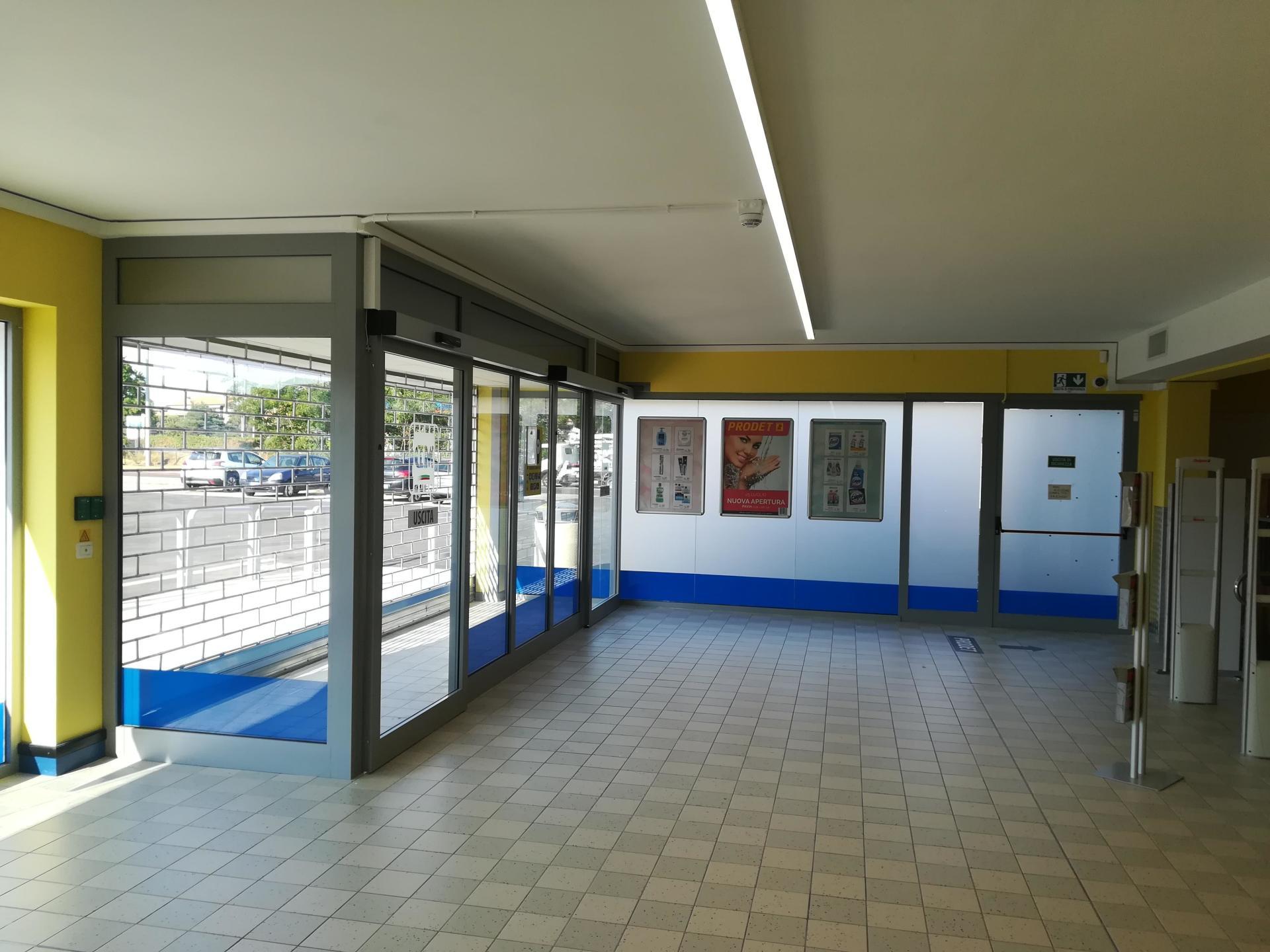 porta in vetro ingresso supermercato