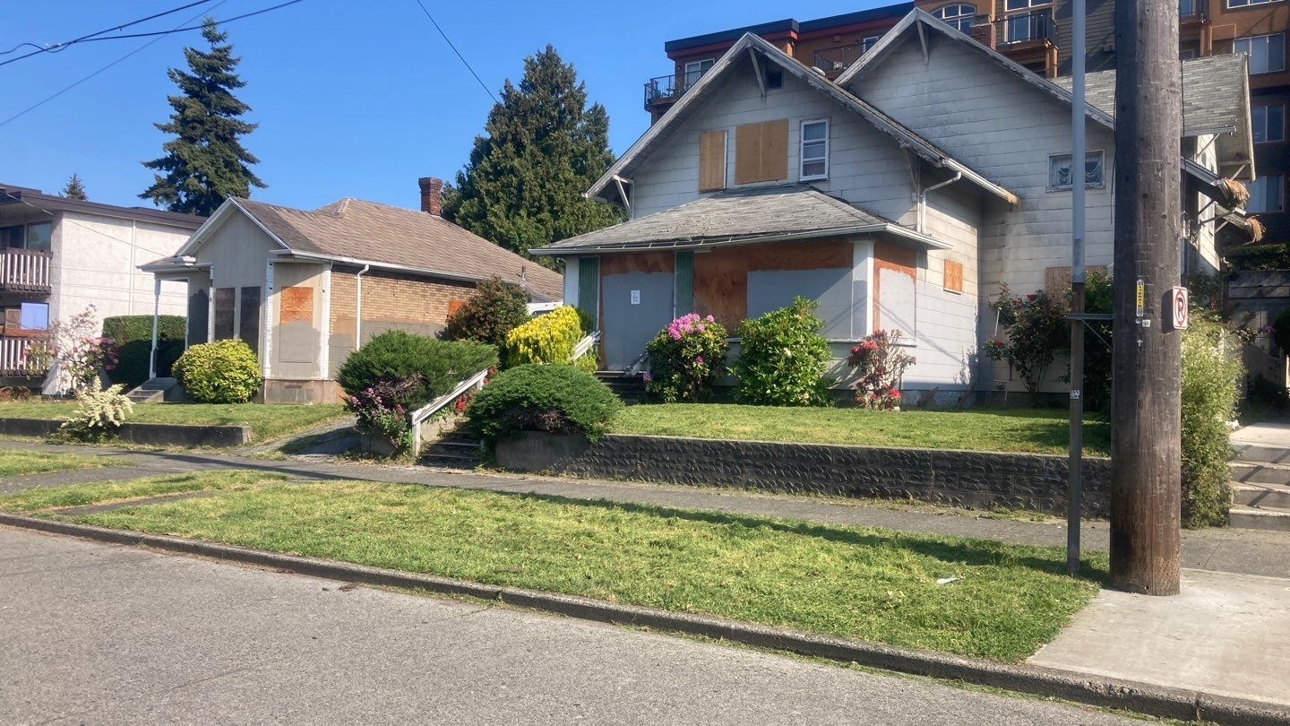 A couple of houses are sitting next to each other on a residential street.