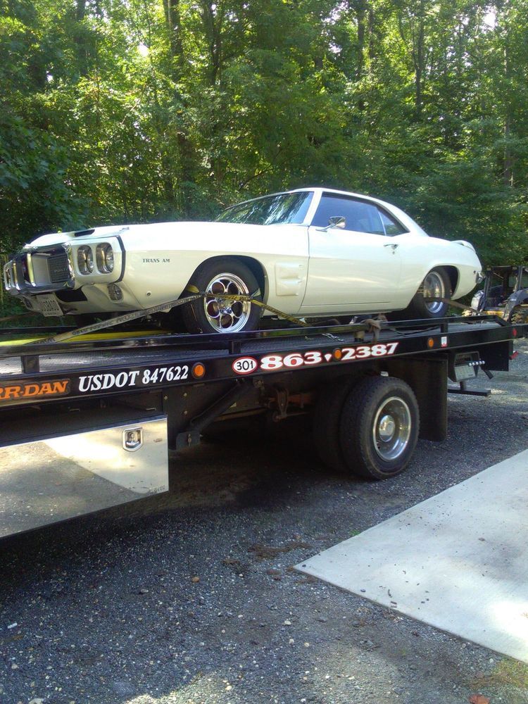 White vintage cat on a black tow truck