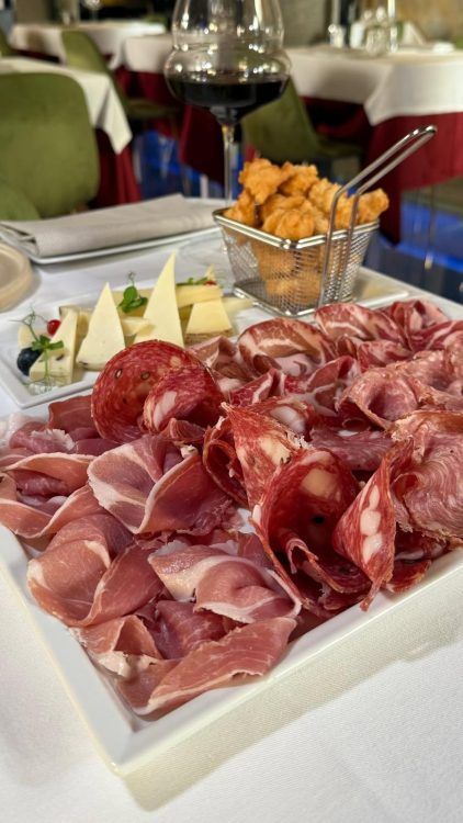 tagliere di formaggi e salumi toscani