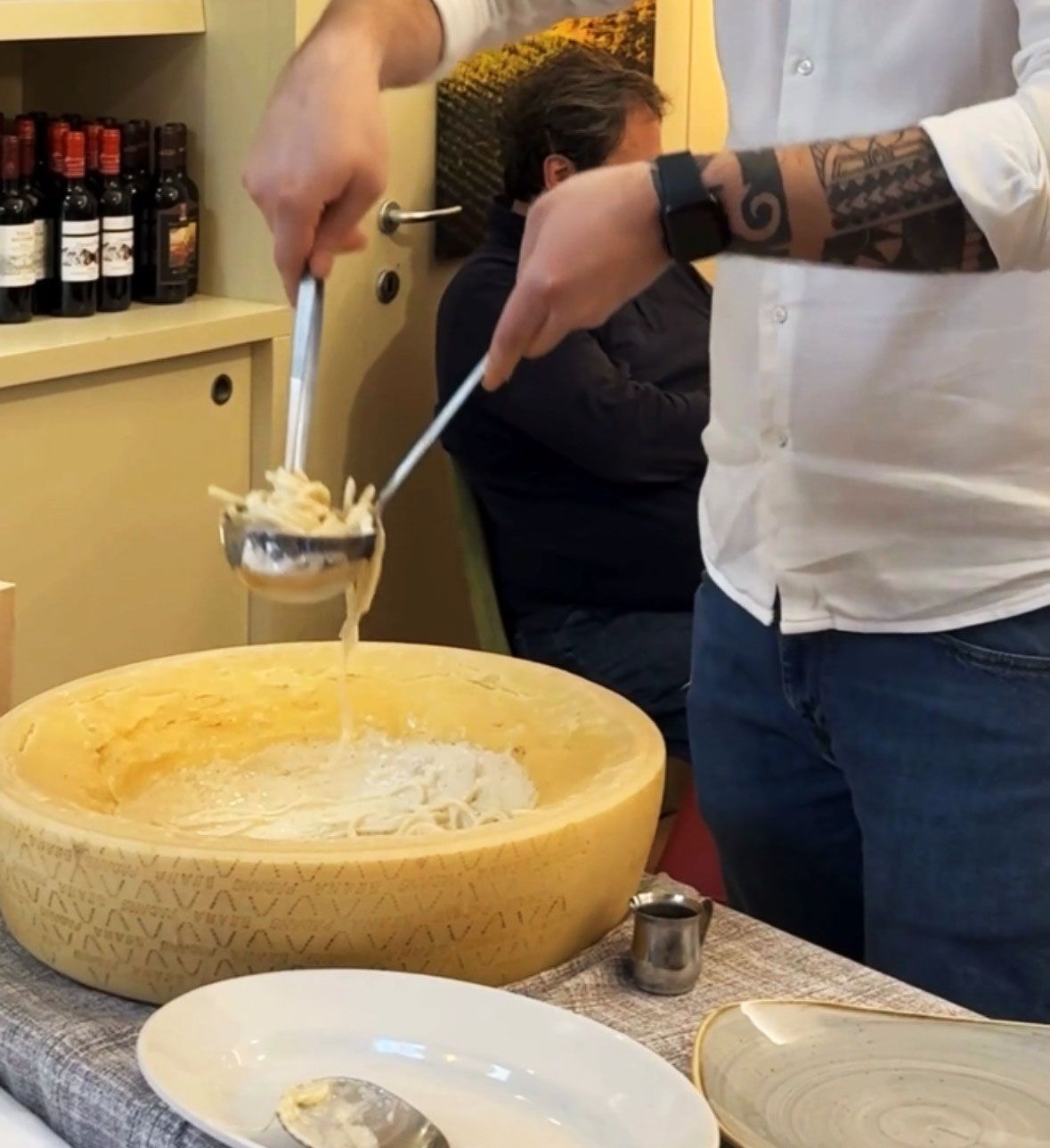 cacio e pepe nella forma di parmigiano