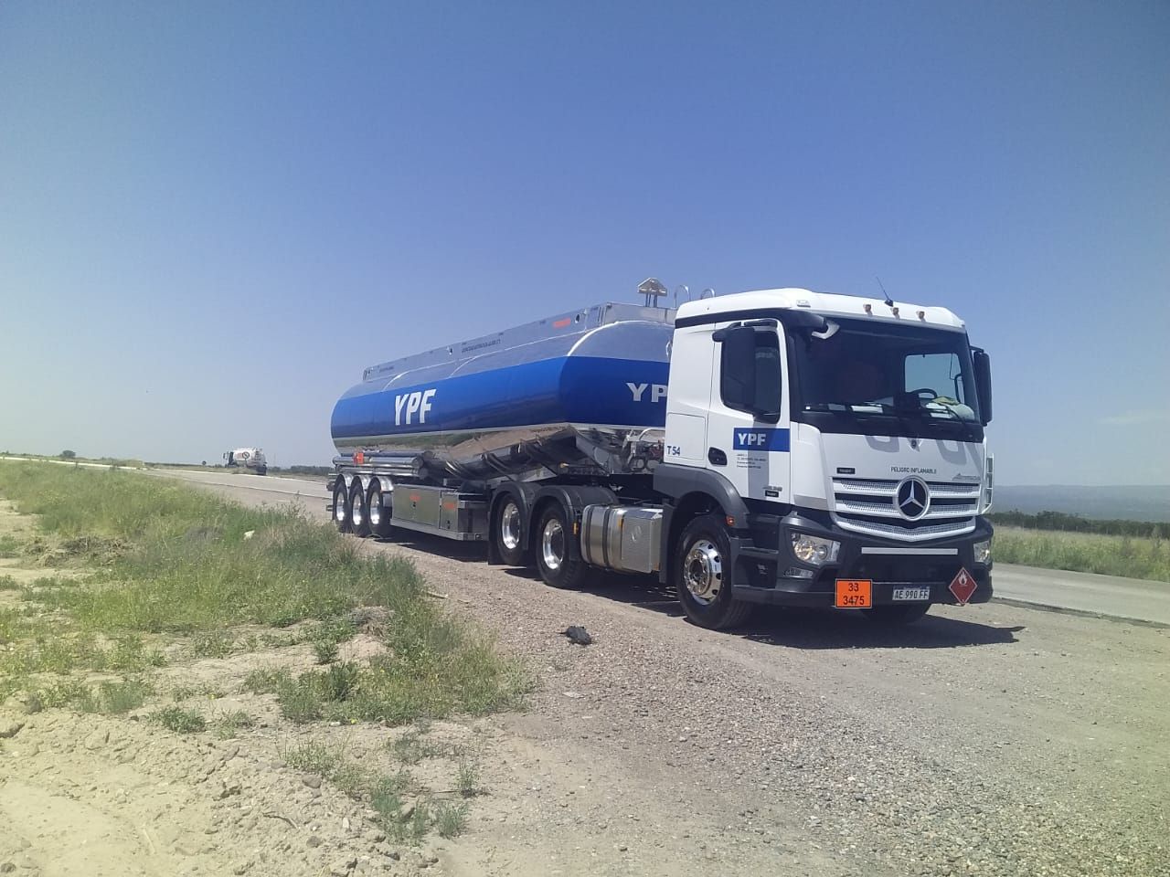 Un camión Mercedes está estacionado al costado de la carretera.