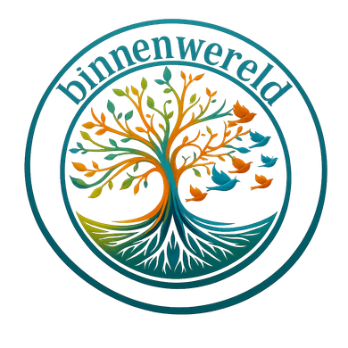 Rond logo van een boom met wortels en vogels, met het opschrift