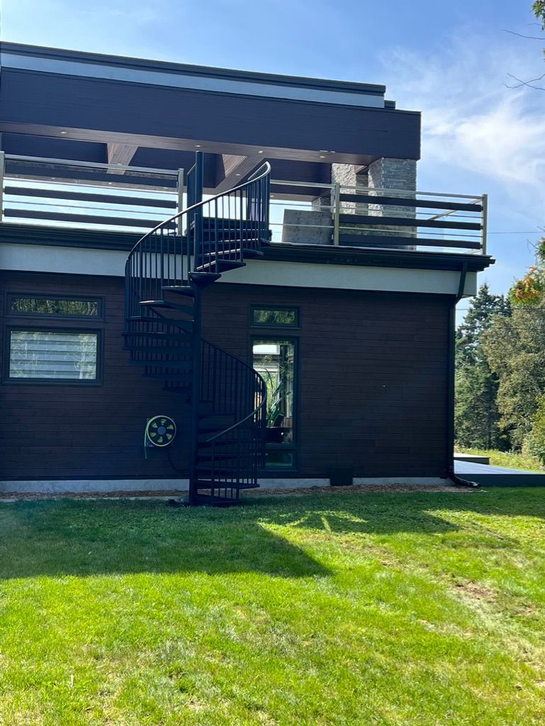Une maison avec un escalier en colimaçon menant au deuxième étage.