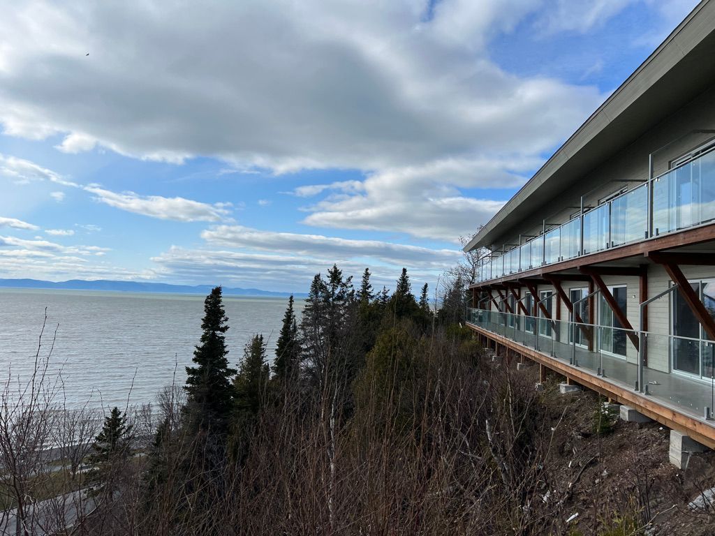 Un grand bâtiment avec un balcon donnant sur l'océan.