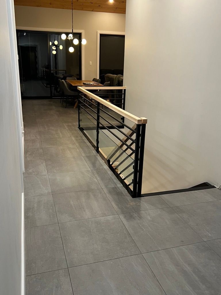 Un couloir avec des escaliers menant au deuxième étage d'une maison.