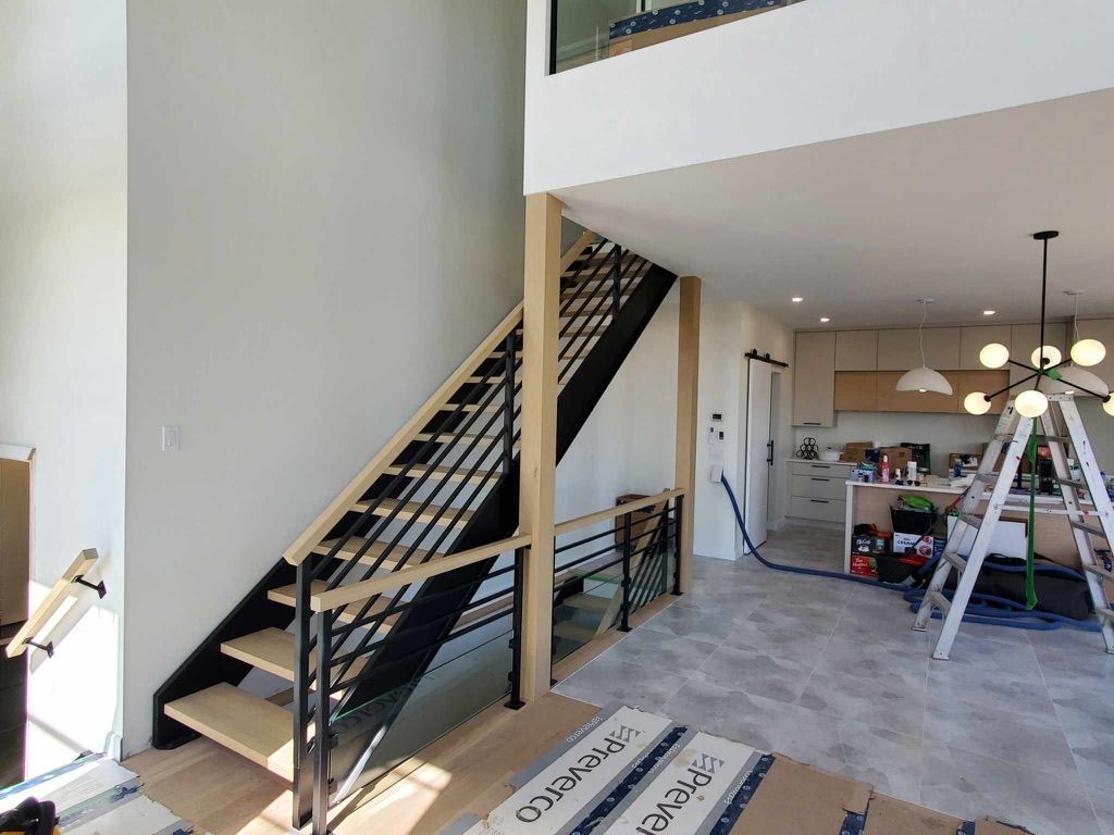 Il y a un escalier au milieu de la pièce.